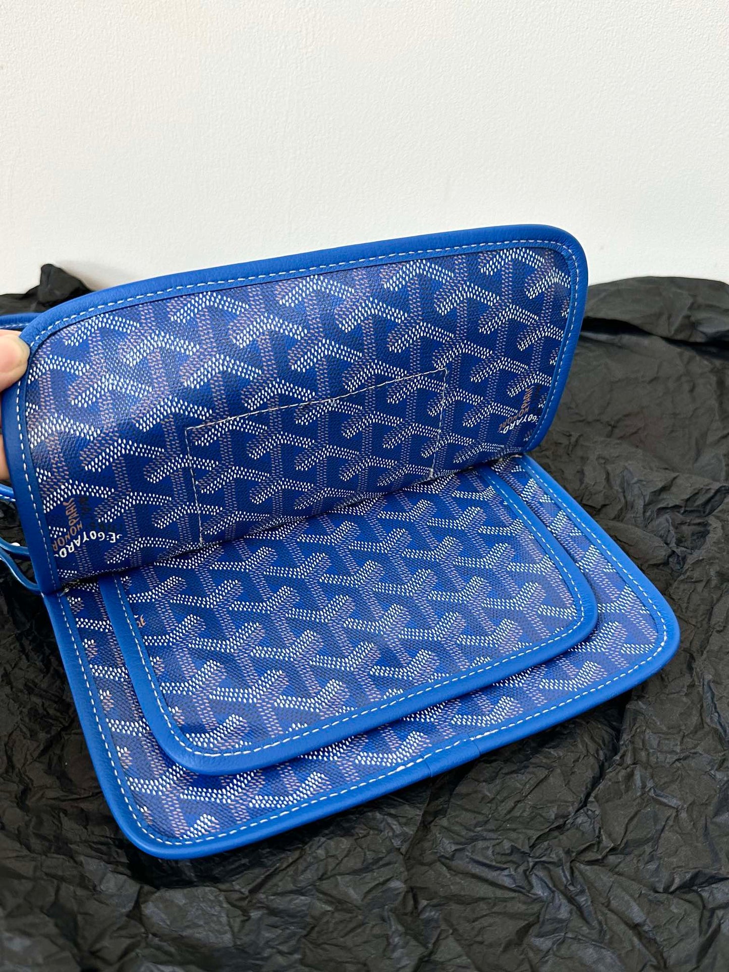 CARTERA DE BOLSILLO PLUMET 20 EN LONA GOYARDINE AZUL ZAFIRO Y RIBETE DE PIEL DE CORDERO