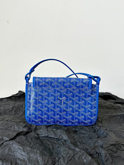 CARTERA DE BOLSILLO PLUMET 20 EN LONA GOYARDINE AZUL ZAFIRO Y RIBETE DE PIEL DE CORDERO