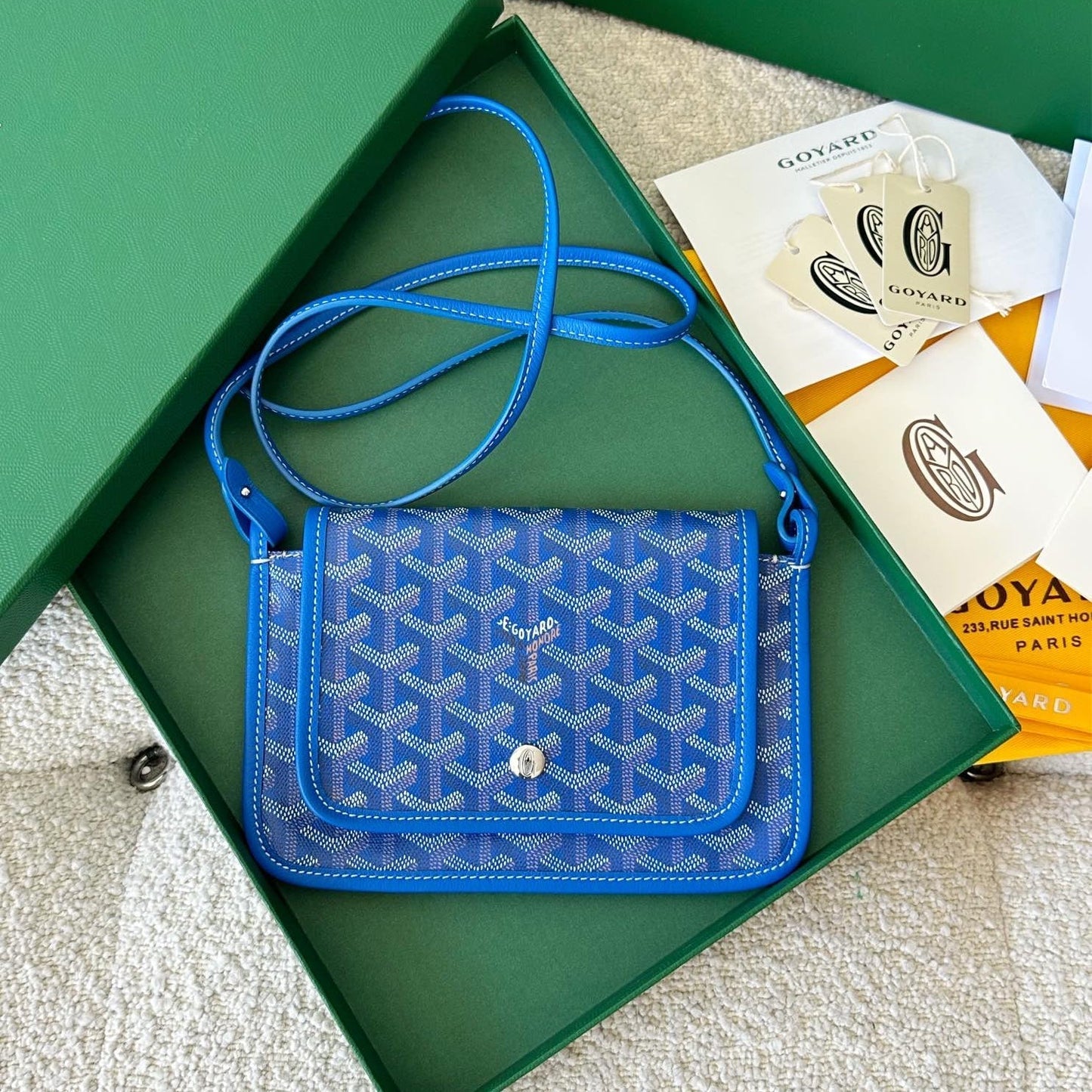CARTERA DE BOLSILLO PLUMET 20 EN LONA GOYARDINE AZUL ZAFIRO Y RIBETE DE PIEL DE CORDERO