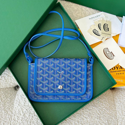CARTERA DE BOLSILLO PLUMET 20 EN LONA GOYARDINE AZUL ZAFIRO Y RIBETE DE PIEL DE CORDERO