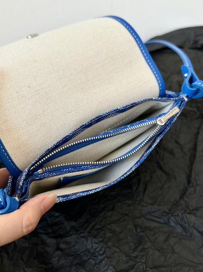 CARTERA DE BOLSILLO PLUMET 20 EN LONA GOYARDINE AZUL ZAFIRO Y RIBETE DE PIEL DE CORDERO