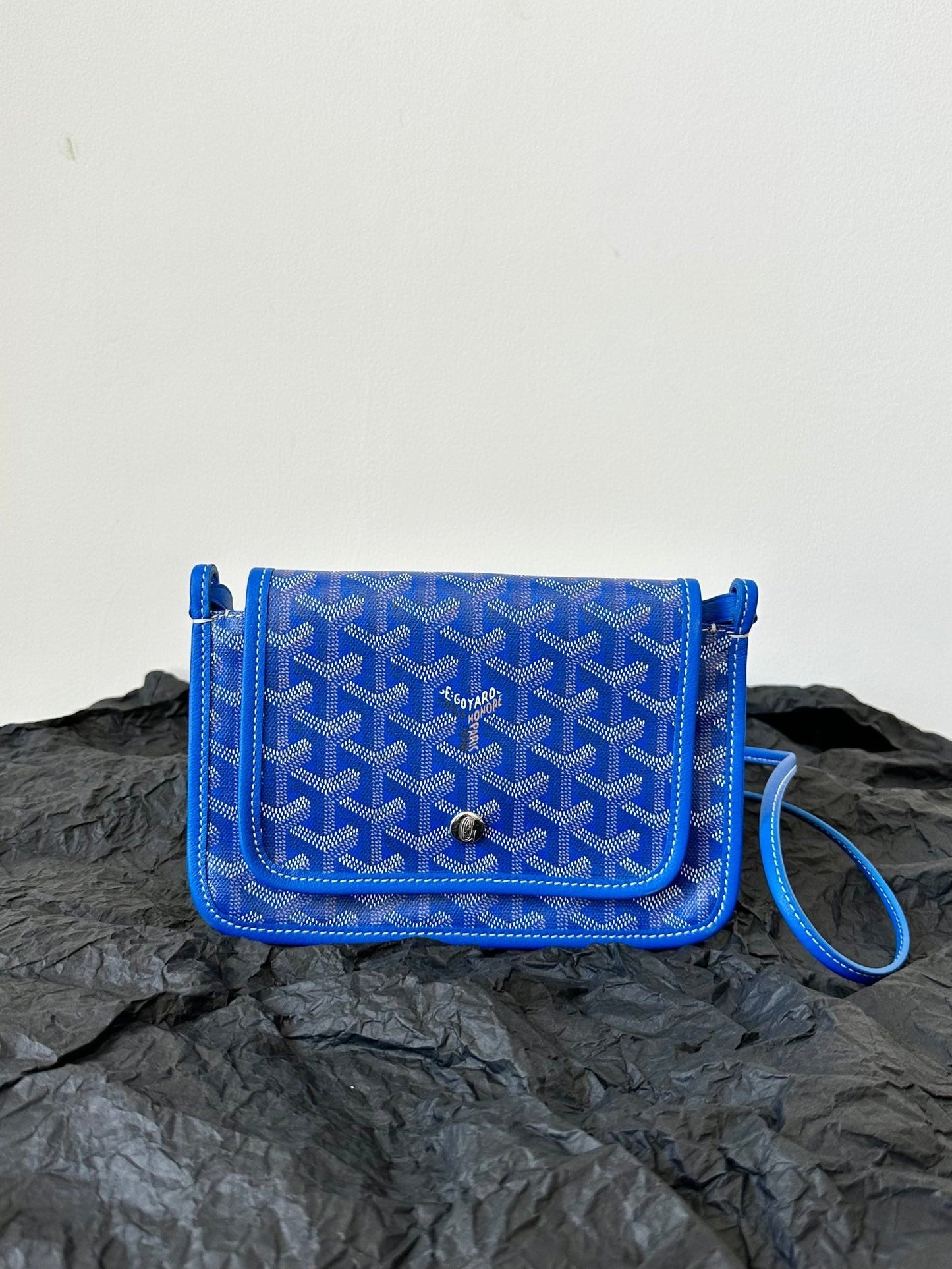 CARTERA DE BOLSILLO PLUMET 20 EN LONA GOYARDINE AZUL ZAFIRO Y RIBETE DE PIEL DE CORDERO