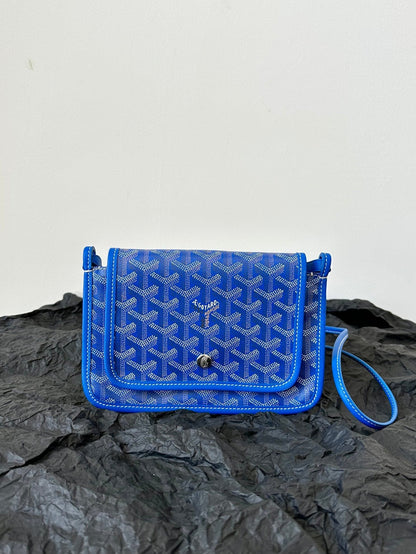 CARTERA DE BOLSILLO PLUMET 20 EN LONA GOYARDINE AZUL ZAFIRO Y RIBETE DE PIEL DE CORDERO
