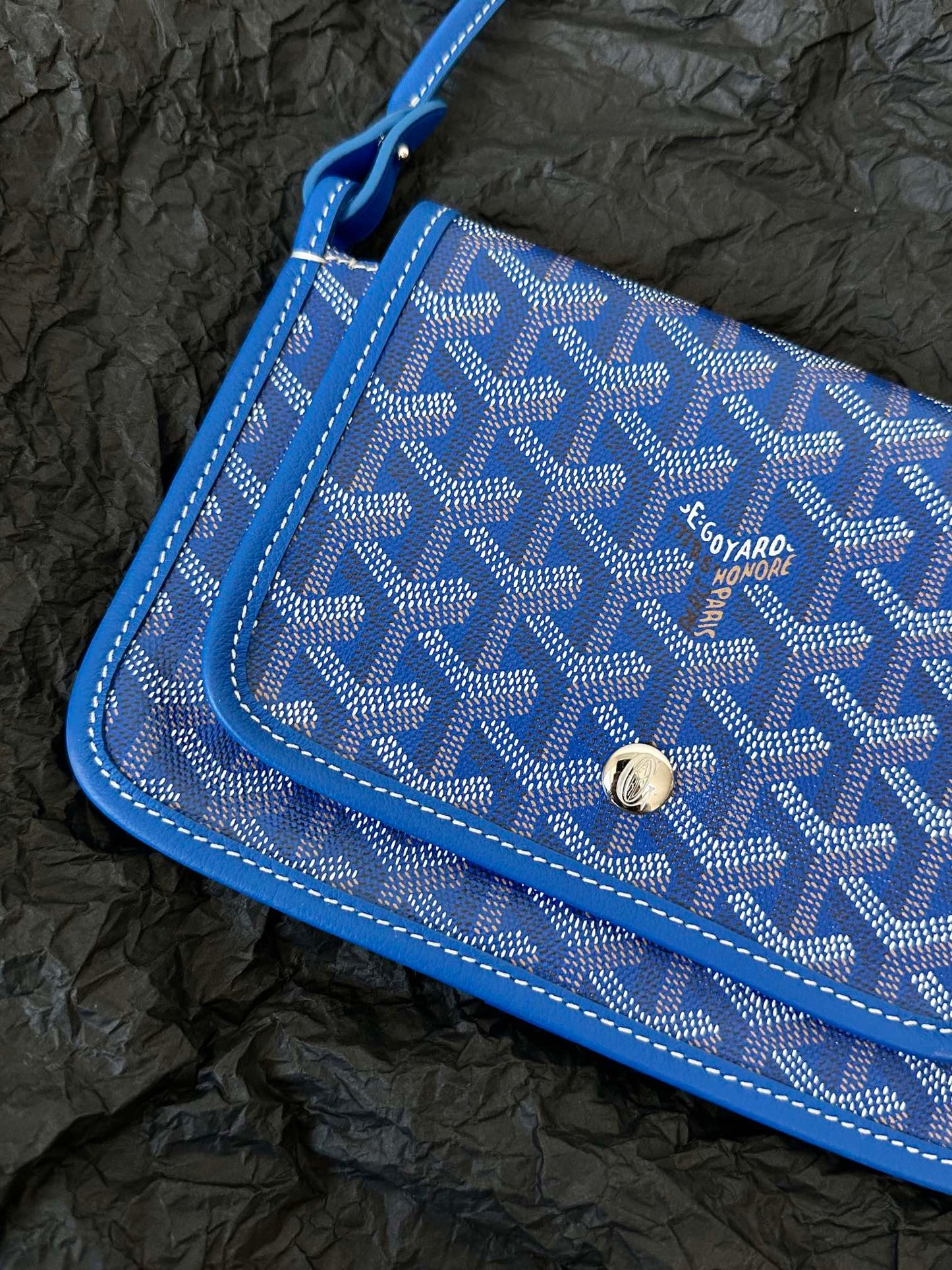 CARTERA DE BOLSILLO PLUMET 20 EN LONA GOYARDINE AZUL ZAFIRO Y RIBETE DE PIEL DE CORDERO