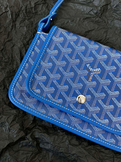 CARTERA DE BOLSILLO PLUMET 20 EN LONA GOYARDINE AZUL ZAFIRO Y RIBETE DE PIEL DE CORDERO