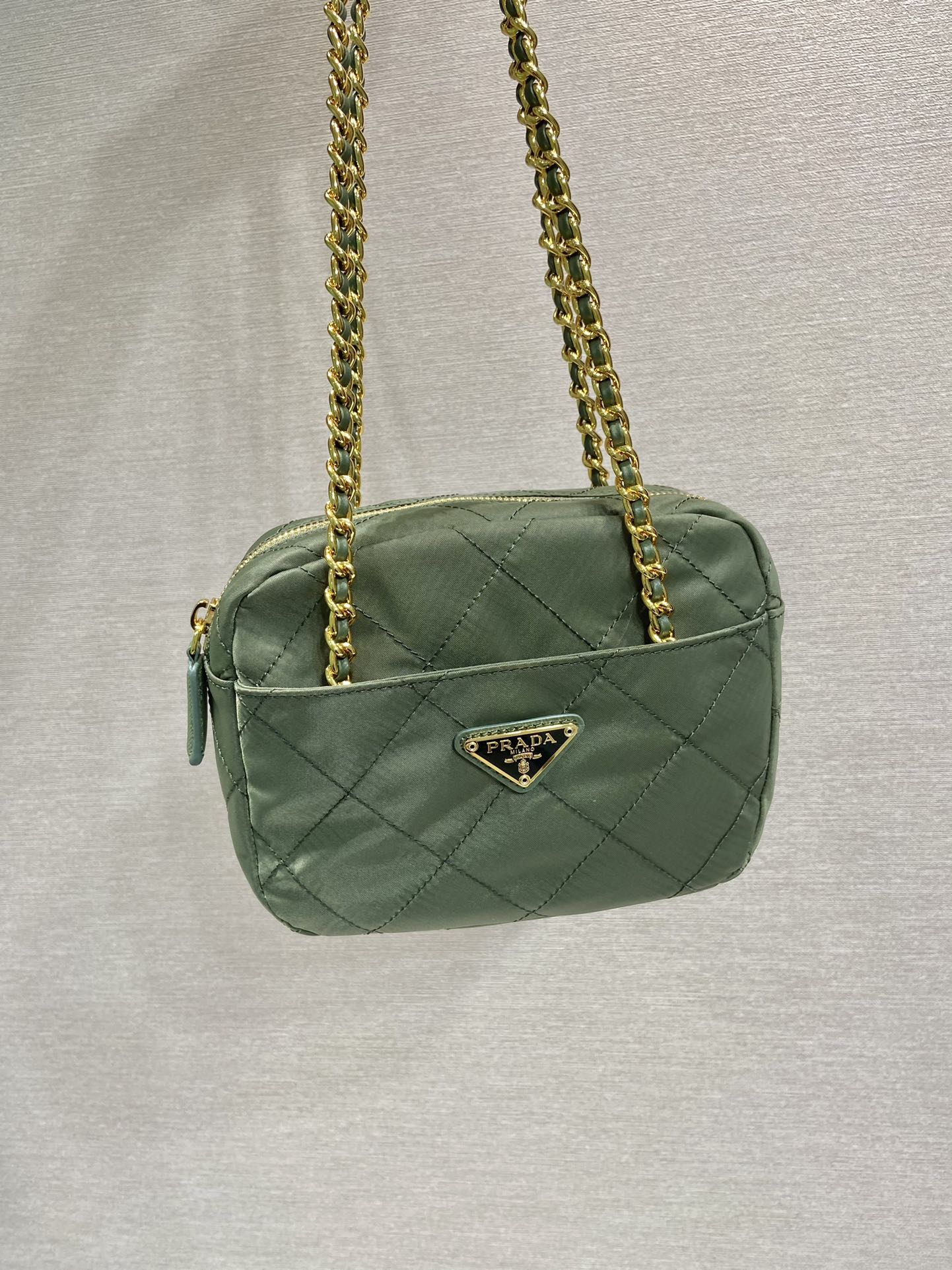 BOLSO HOBO ACOLCHADO DE 19" EN NYLON VERDE PEPINILLO HECHO A MANO CON HERRAJES DORADOS