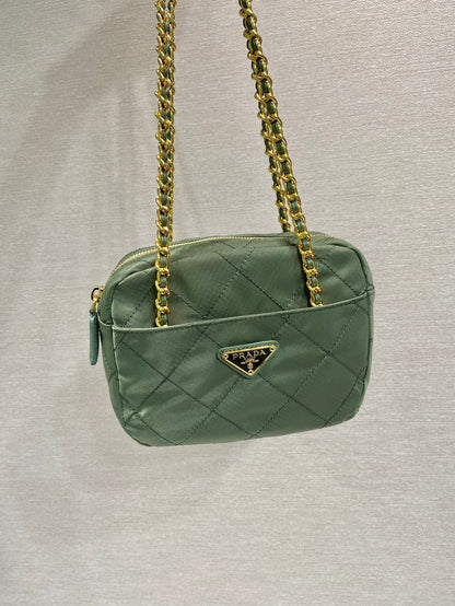 BOLSO HOBO ACOLCHADO DE 19" EN NYLON VERDE PEPINILLO HECHO A MANO CON HERRAJES DORADOS