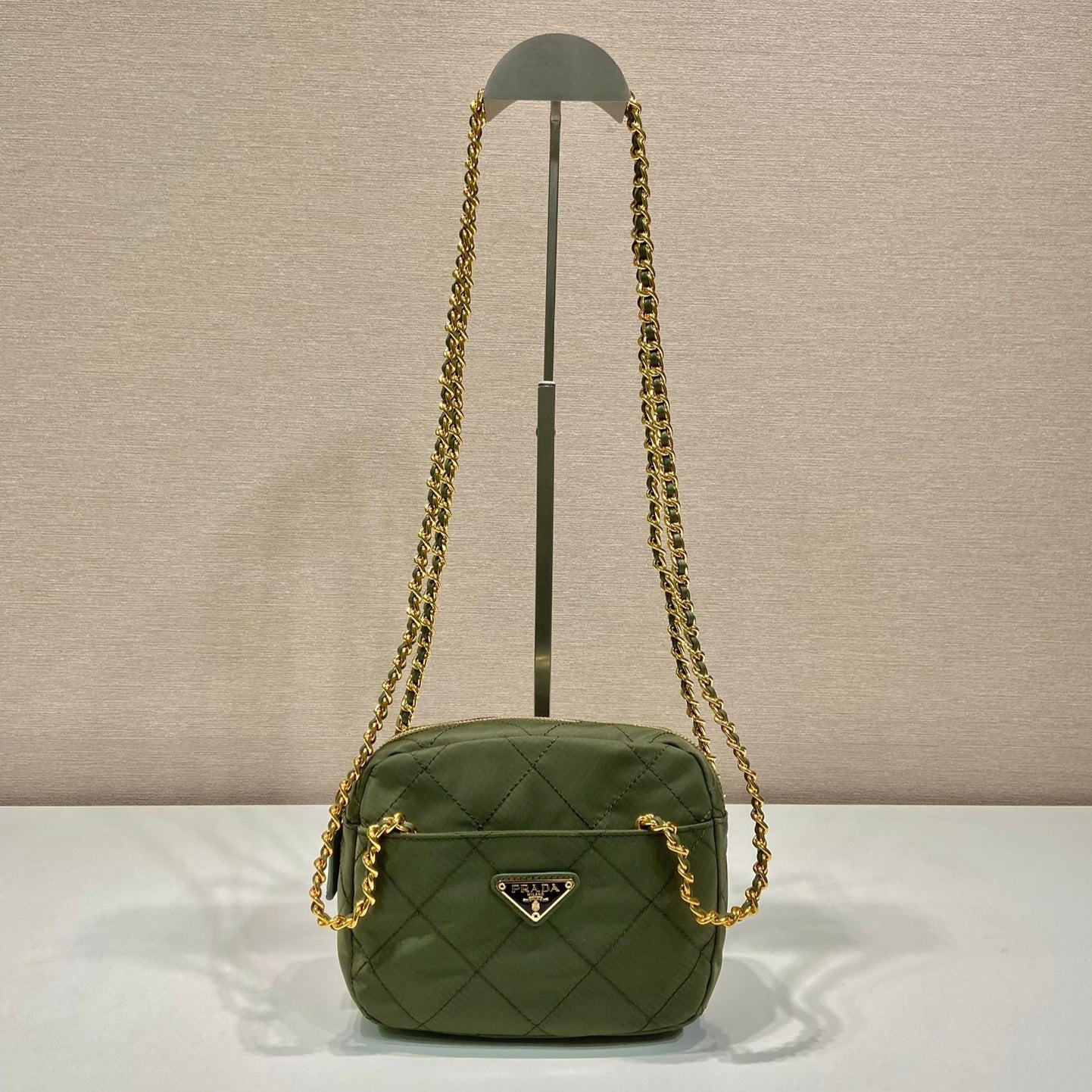 BOLSO HOBO ACOLCHADO DE 19" EN NYLON VERDE PEPINILLO HECHO A MANO CON HERRAJES DORADOS