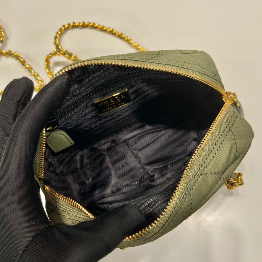 BOLSO HOBO ACOLCHADO DE 19" EN NYLON VERDE PEPINILLO HECHO A MANO CON HERRAJES DORADOS