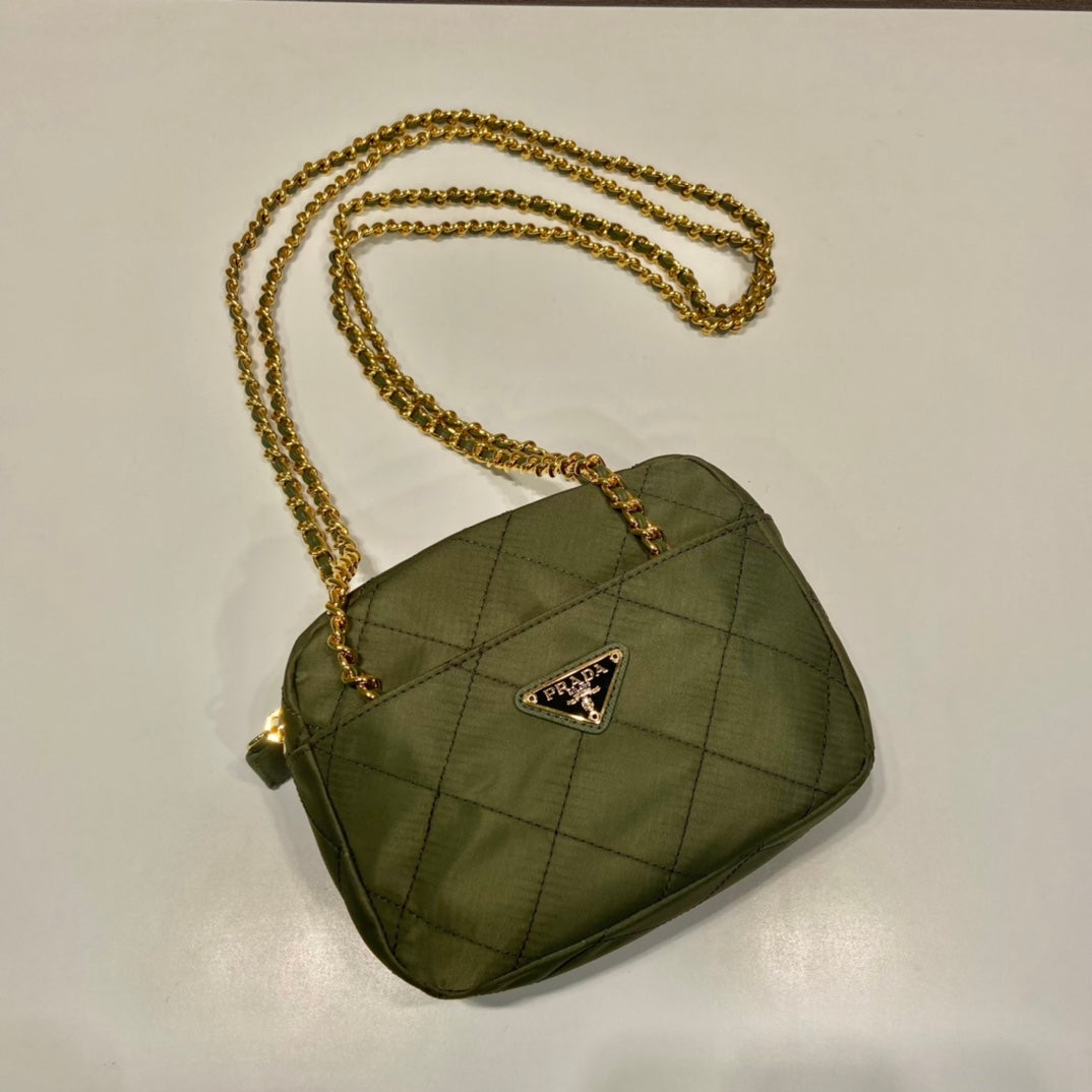 BOLSO HOBO ACOLCHADO DE 19" EN NYLON VERDE PEPINILLO HECHO A MANO CON HERRAJES DORADOS