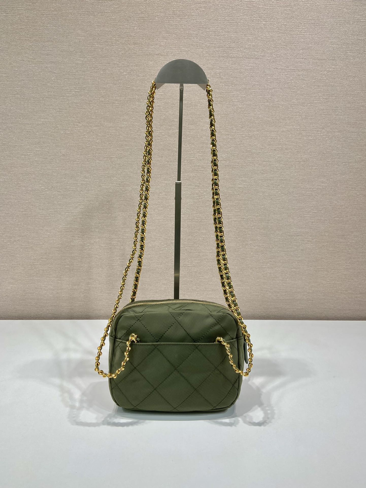 BOLSO HOBO ACOLCHADO DE 19" EN NYLON VERDE PEPINILLO HECHO A MANO CON HERRAJES DORADOS