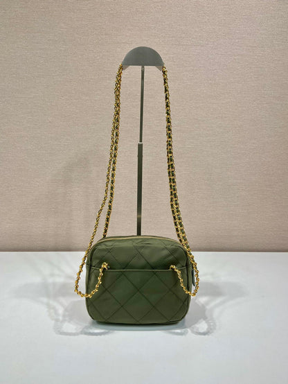 BOLSO HOBO ACOLCHADO DE 19" EN NYLON VERDE PEPINILLO HECHO A MANO CON HERRAJES DORADOS