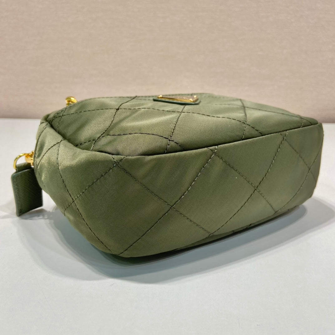 BOLSO HOBO ACOLCHADO DE 19" EN NYLON VERDE PEPINILLO HECHO A MANO CON HERRAJES DORADOS