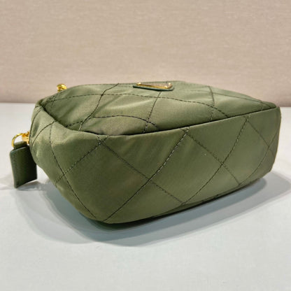 BOLSO HOBO ACOLCHADO DE 19" EN NYLON VERDE PEPINILLO HECHO A MANO CON HERRAJES DORADOS