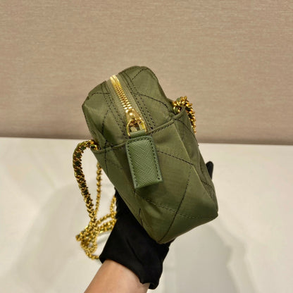BOLSO HOBO ACOLCHADO DE 19" EN NYLON VERDE PEPINILLO HECHO A MANO CON HERRAJES DORADOS