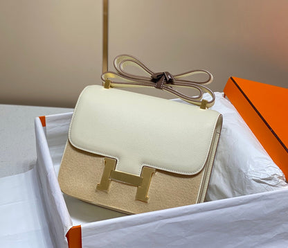 Constance 24, cuero Epsom blanco, herrajes plateados