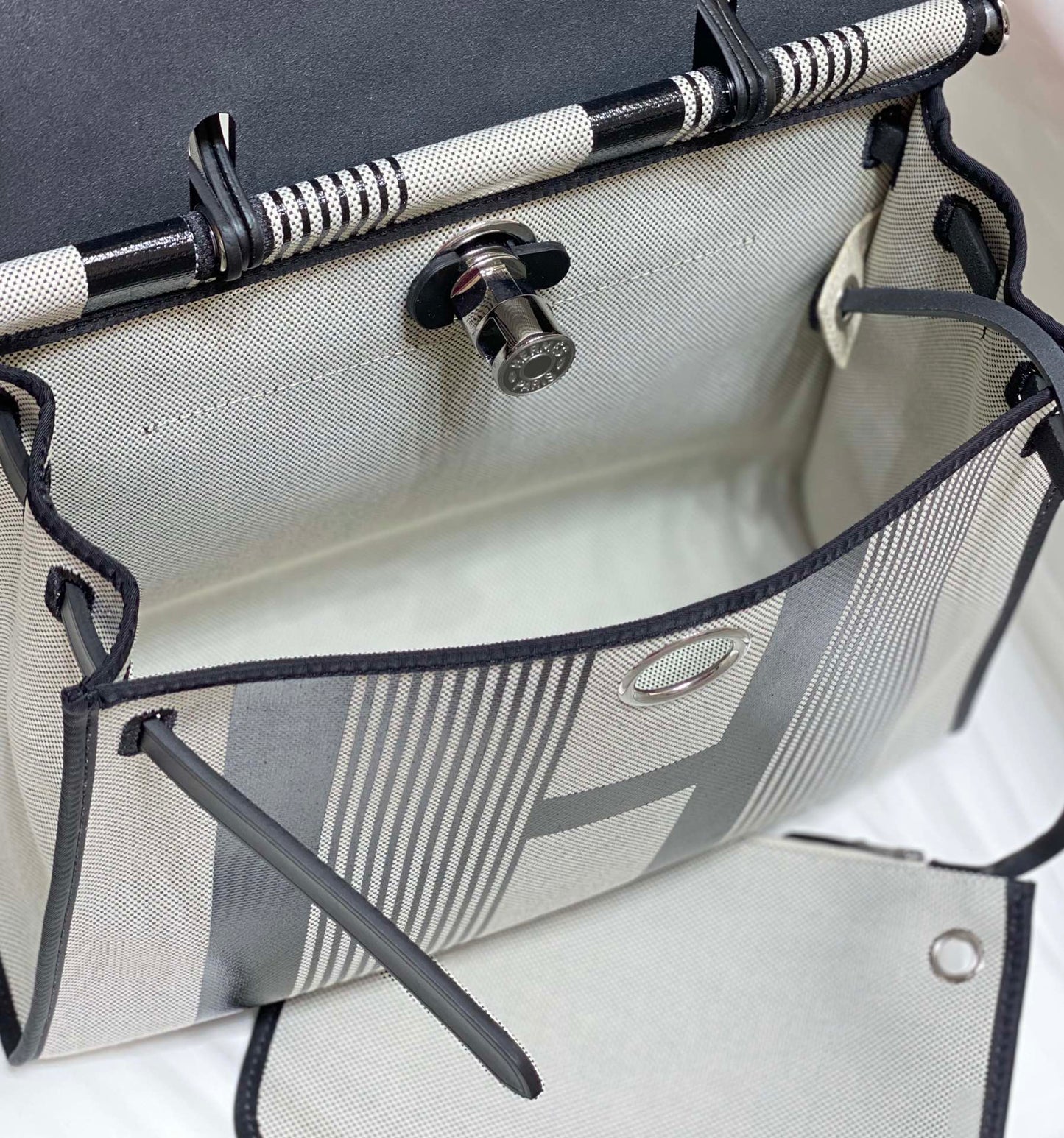 Herbag 31 Toile Lona Blanca Negra Piel de Vaca Negra