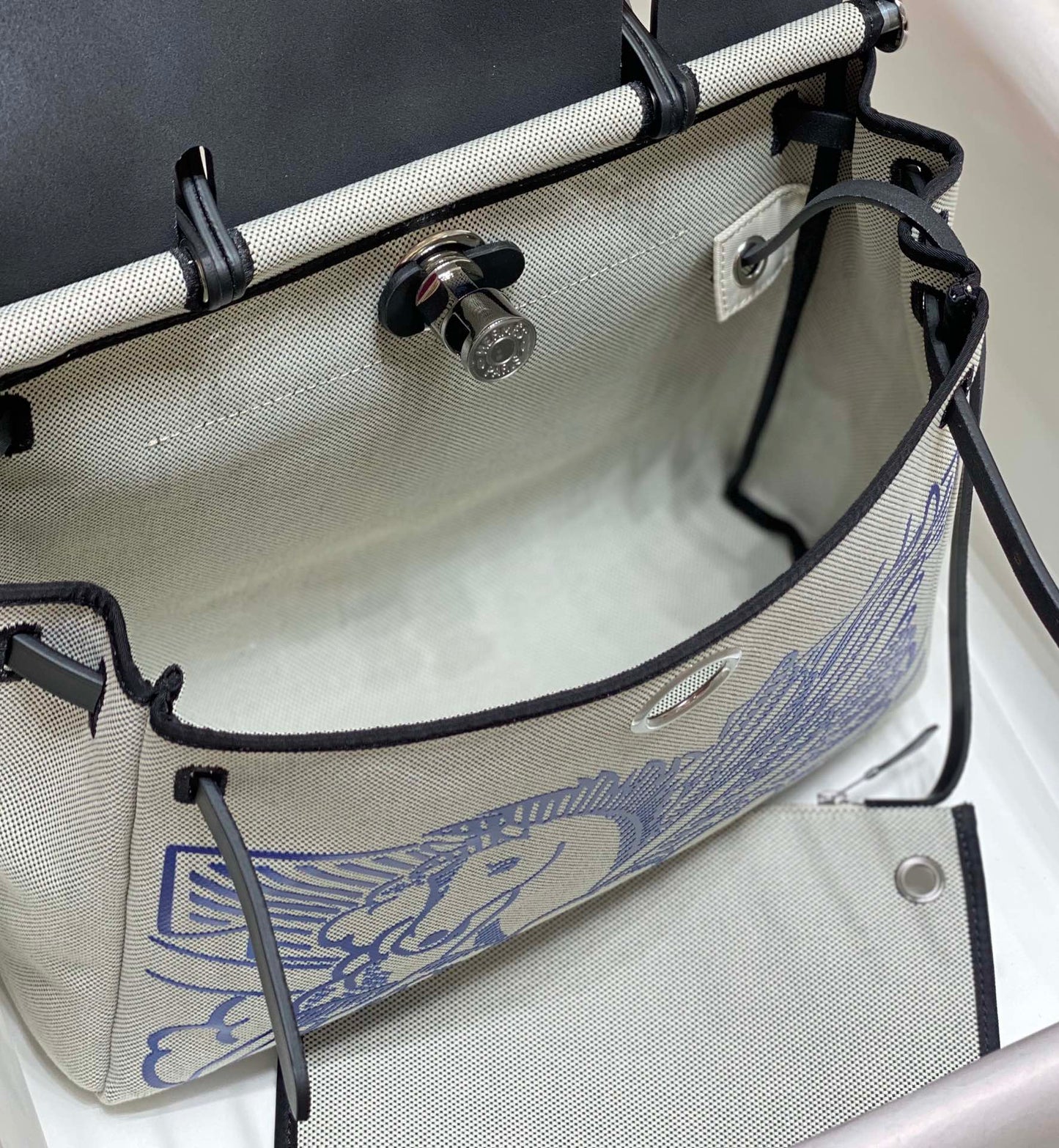 HM Pegase Pop Herbag Zip 31 Lona Azul Blanca Piel de Vaca Negra