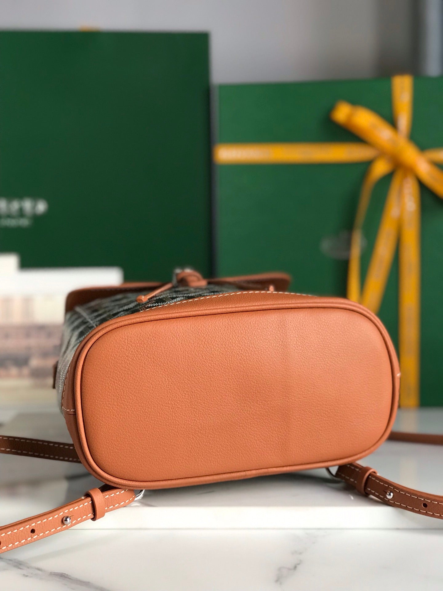 MOCHILA ALPIN MINI 21 EN PIEL DE CORDERO COLOR MARRÓN Y LONA GOYARDINE NEGRA