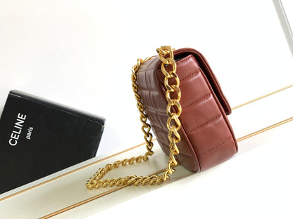 SAC À BANDOULIÈRE MONOCHROME 24 EN CUIR D'AGNEAU ROUGE CERISE MATELASSÉ AVEC CHAÎNE