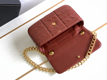 SAC À BANDOULIÈRE MONOCHROME 24 EN CUIR D'AGNEAU ROUGE CERISE MATELASSÉ AVEC CHAÎNE