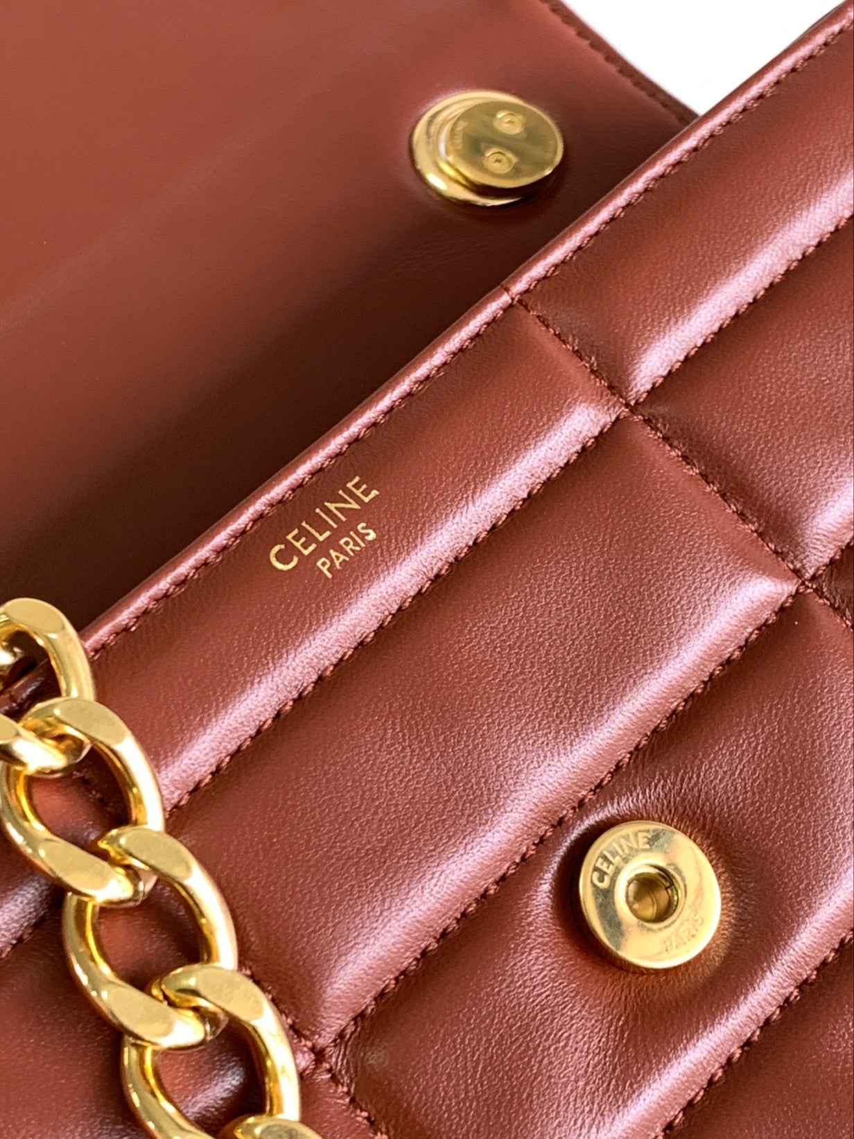 SAC À BANDOULIÈRE MONOCHROME 24 EN CUIR D'AGNEAU ROUGE CERISE MATELASSÉ AVEC CHAÎNE