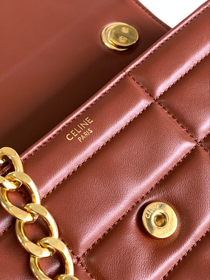 SAC À BANDOULIÈRE MONOCHROME 24 EN CUIR D'AGNEAU ROUGE CERISE MATELASSÉ AVEC CHAÎNE