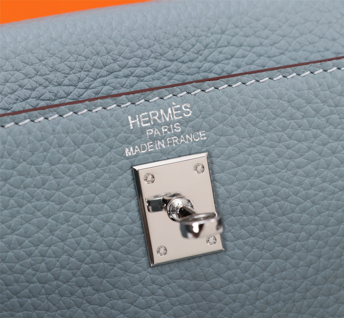 BOLSO HM KELLY 28 TOGO GRIS TEMPLADO CON HERRAJES DE PLATA