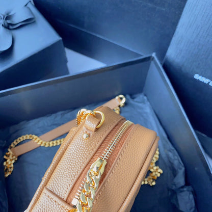 BOLSO LOU MINI PARA CÁMARA DE 19 PULGADAS CON ESTAMPADO DE CAVIAR NARANJA MANGO Y HERRAJES DORADOS