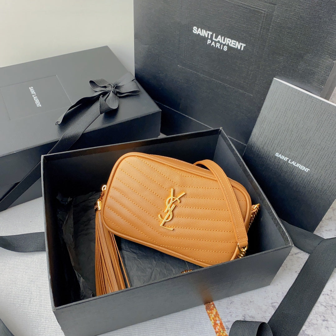 BOLSO LOU MINI PARA CÁMARA DE 19 PULGADAS CON ESTAMPADO DE CAVIAR NARANJA MANGO Y HERRAJES DORADOS