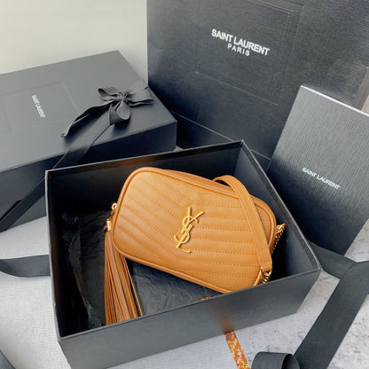 BOLSO LOU MINI PARA CÁMARA DE 19 PULGADAS CON ESTAMPADO DE CAVIAR NARANJA MANGO Y HERRAJES DORADOS