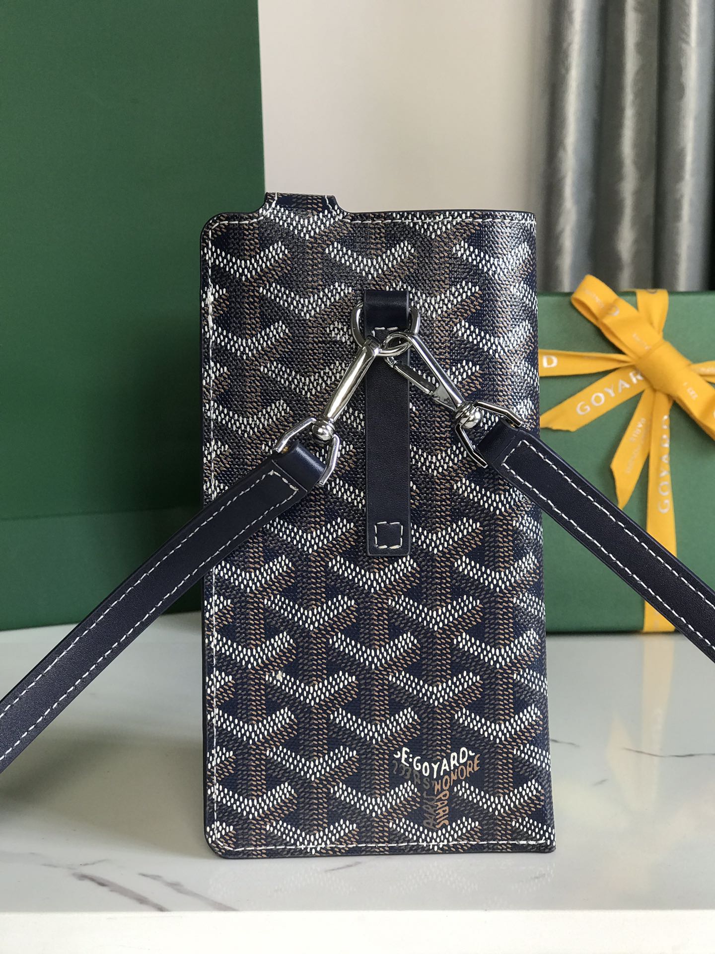MONTMARTRE GM CASE 18 EN TOILE GOYARDINE BLEU MARINE