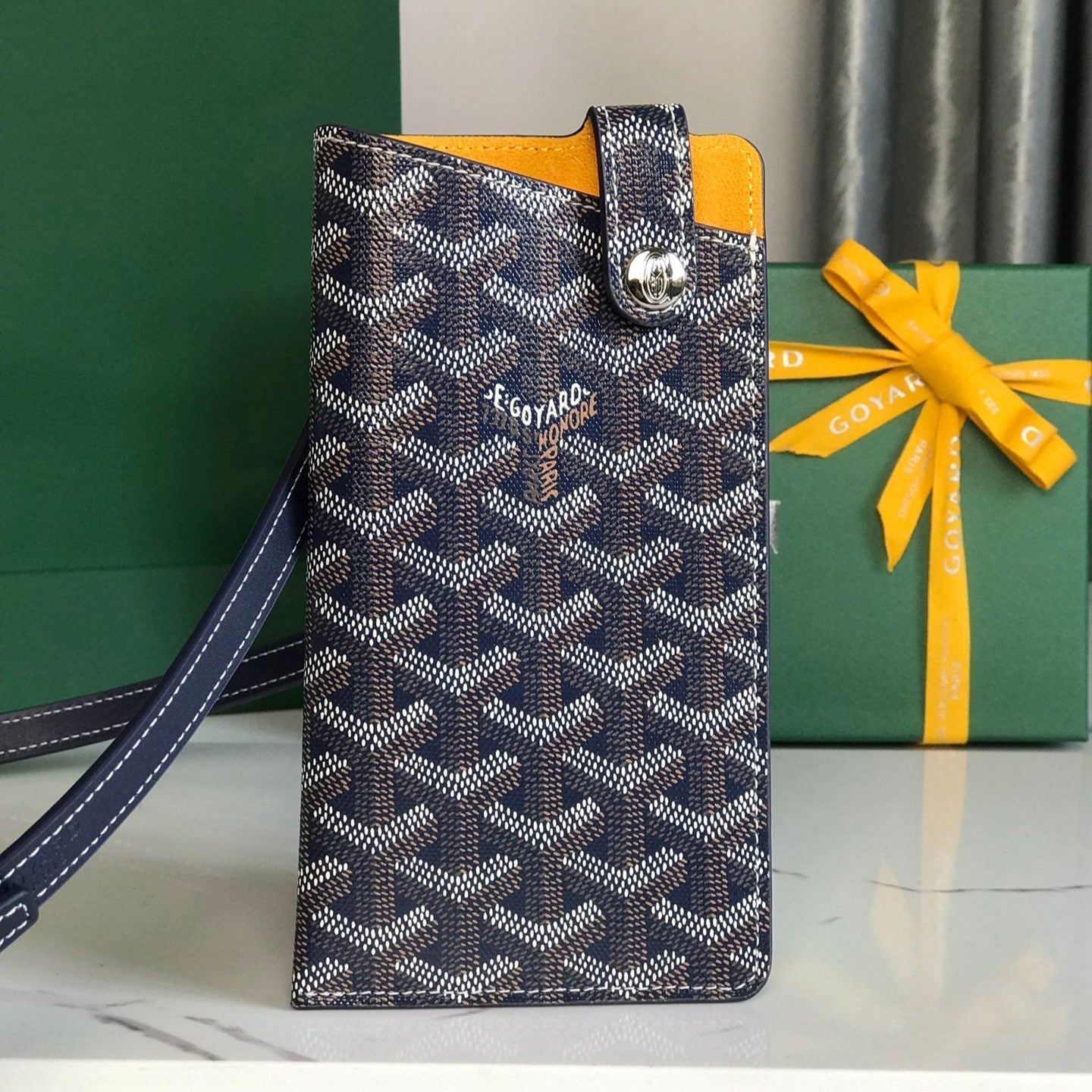 MONTMARTRE GM CASE 18 EN TOILE GOYARDINE BLEU MARINE