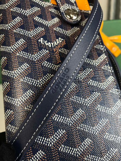 MONTMARTRE GM CASE 18 EN TOILE GOYARDINE BLEU MARINE