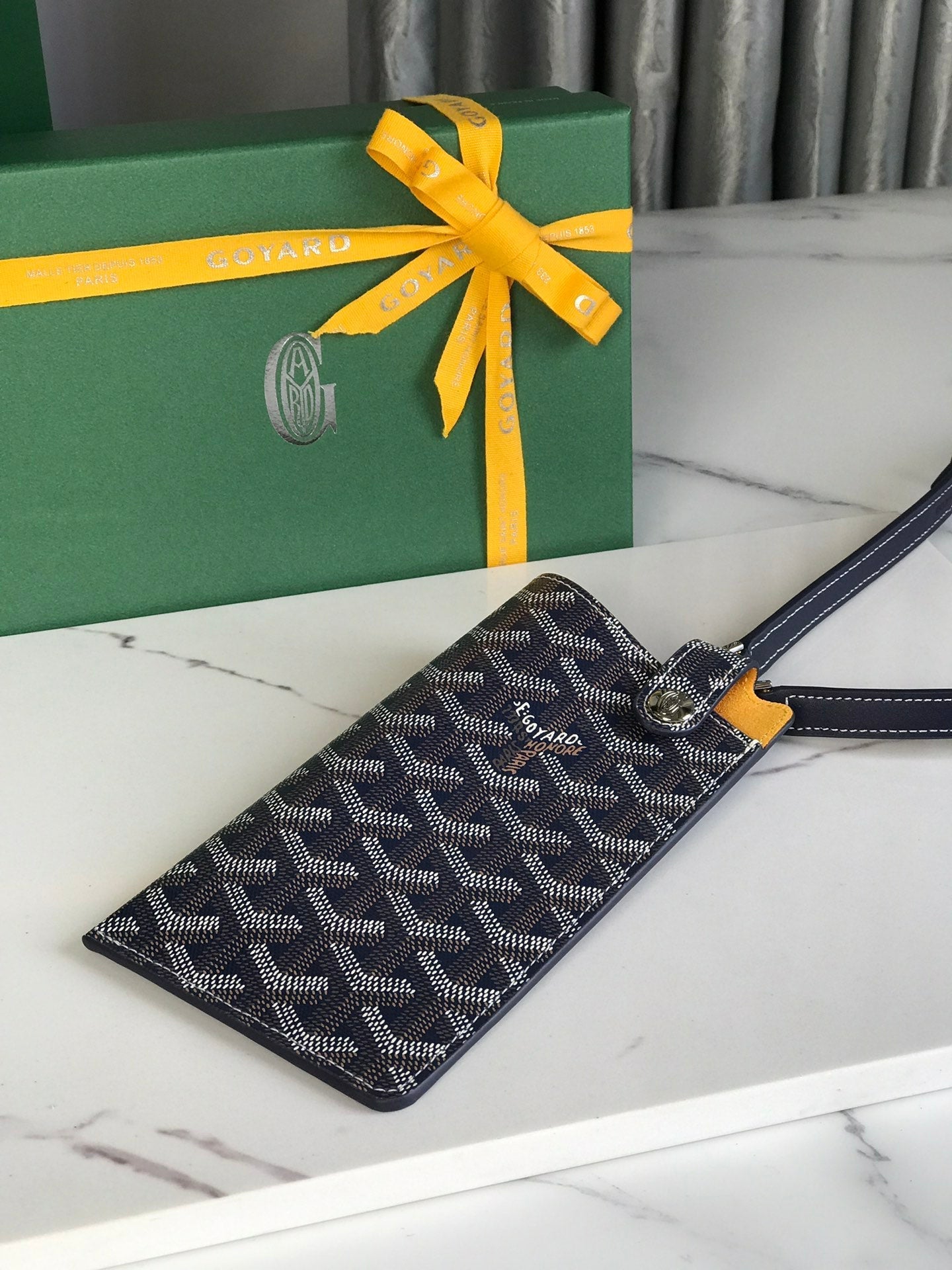 MONTMARTRE GM CASE 18 EN TOILE GOYARDINE BLEU MARINE