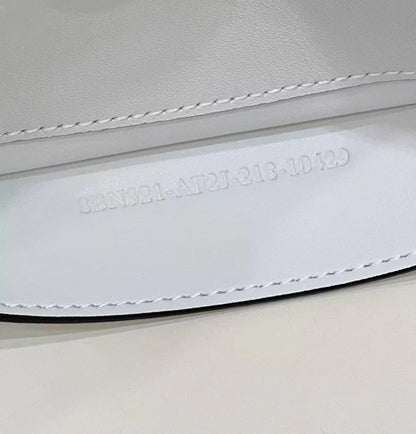 BOLSO FENDI PEEKABOO 33 DE PIEL DE BECERRO BLANCA CON CORREA Y HERRAJES DORADOS