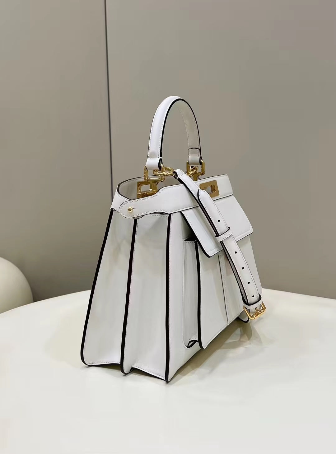 BOLSO FENDI PEEKABOO 33 DE PIEL DE BECERRO BLANCA CON CORREA Y HERRAJES DORADOS
