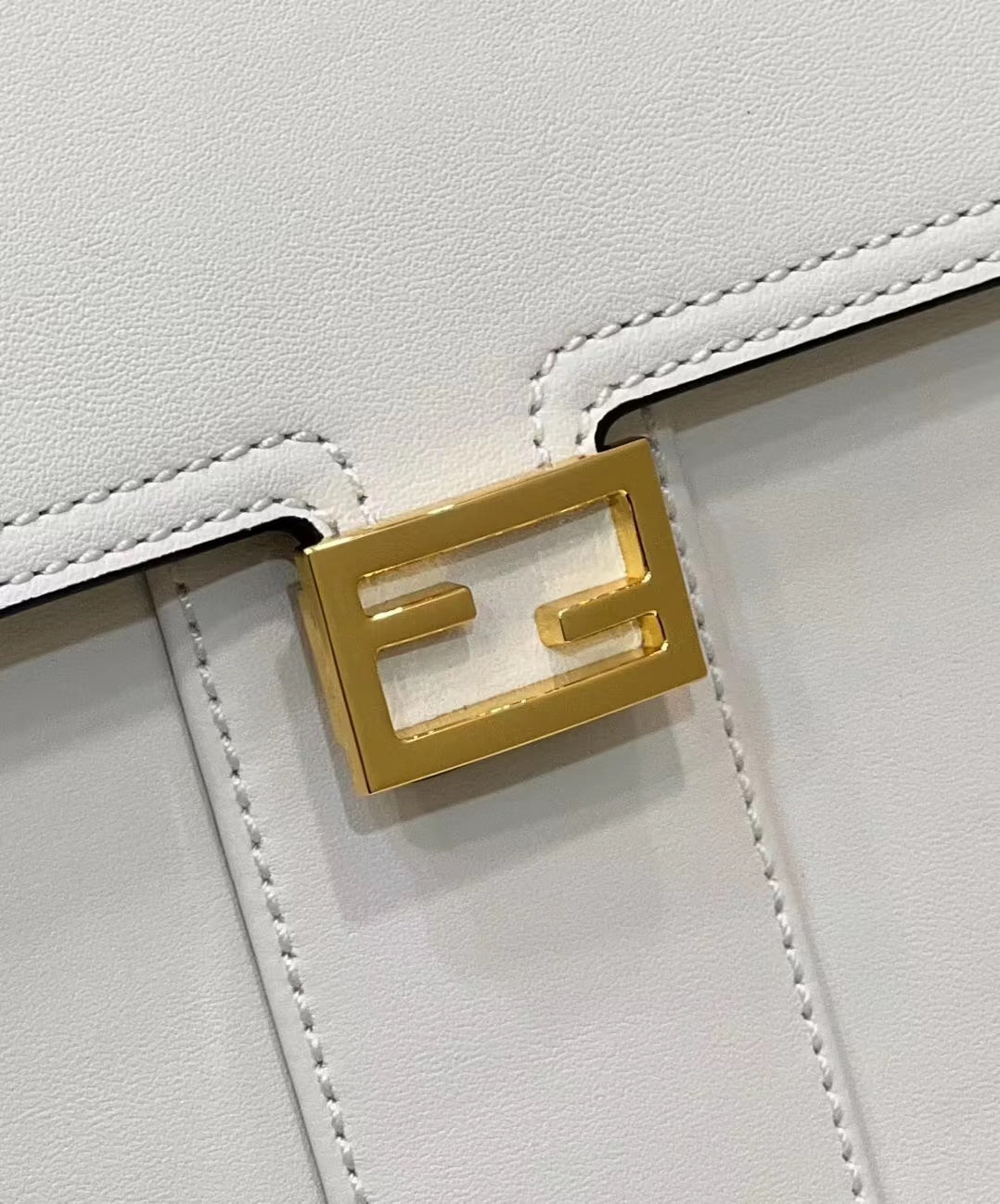 BOLSO FENDI PEEKABOO 33 DE PIEL DE BECERRO BLANCA CON CORREA Y HERRAJES DORADOS