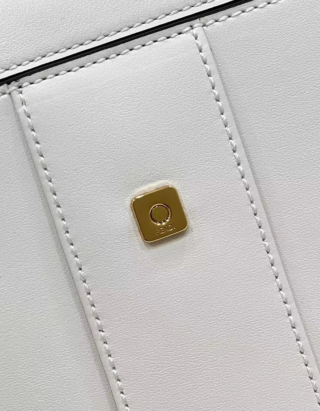 BOLSO FENDI PEEKABOO 33 DE PIEL DE BECERRO BLANCA CON CORREA Y HERRAJES DORADOS