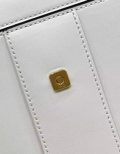 BOLSO FENDI PEEKABOO 33 DE PIEL DE BECERRO BLANCA CON CORREA Y HERRAJES DORADOS