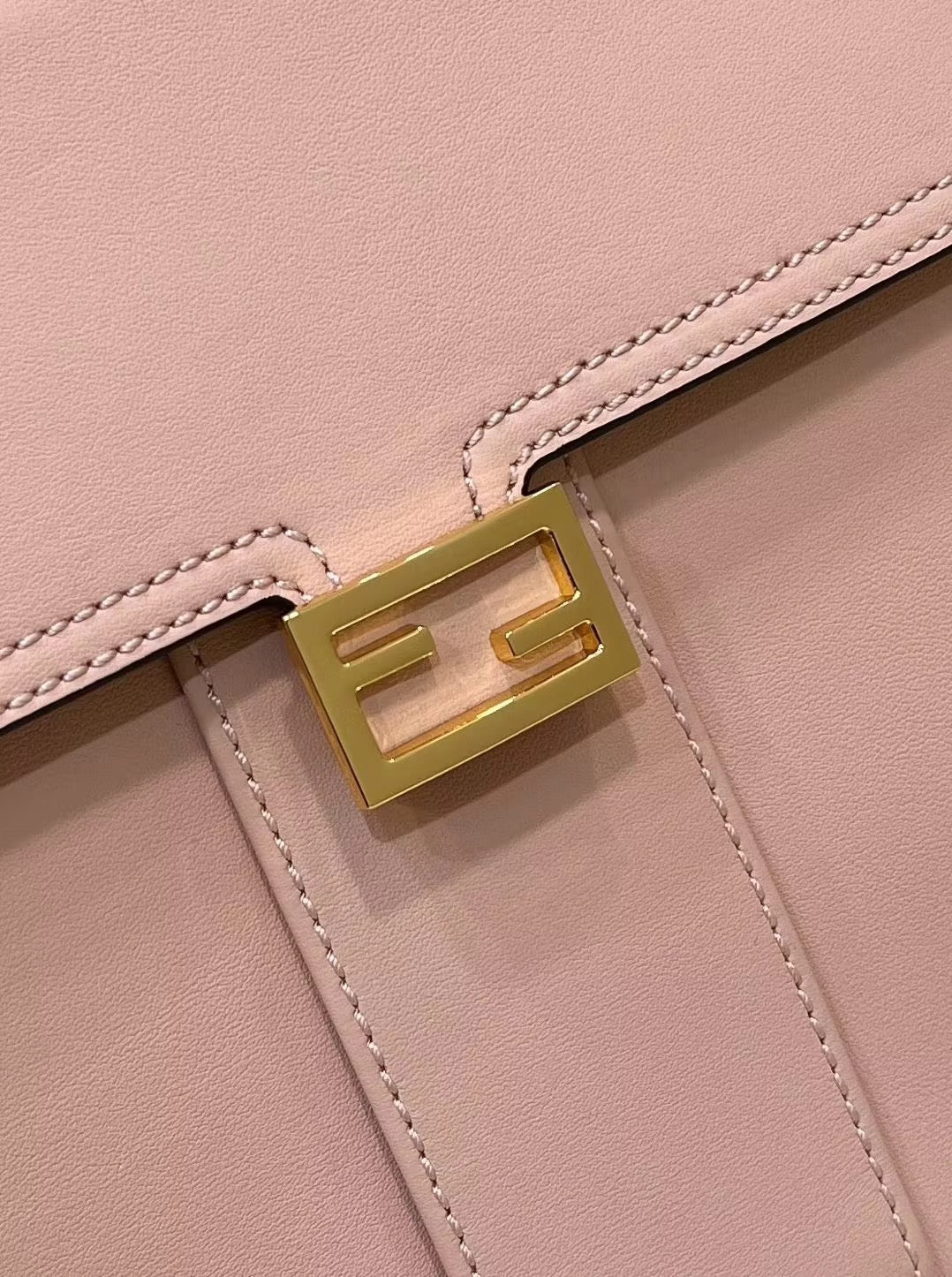 BOLSO FENDI PEEKABOO 33 DE PIEL DE BECERRO ROSA CLARO CON CORREA Y HERRAJES DORADOS