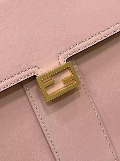 BOLSO FENDI PEEKABOO 33 DE PIEL DE BECERRO ROSA CLARO CON CORREA Y HERRAJES DORADOS