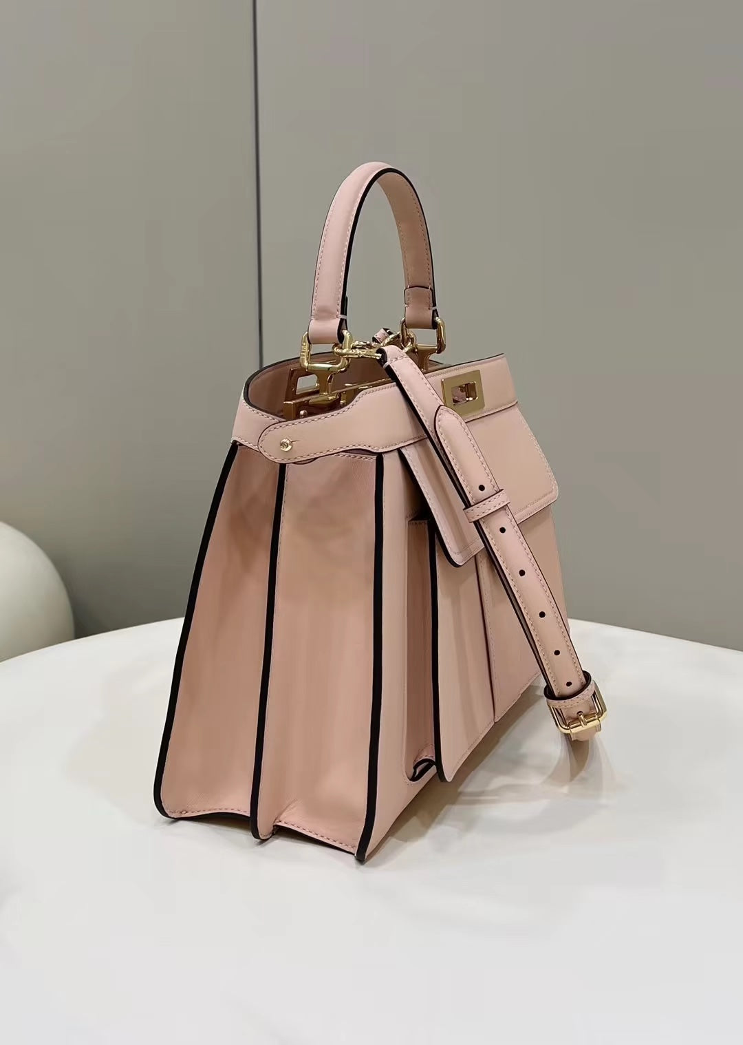 BOLSO FENDI PEEKABOO 33 DE PIEL DE BECERRO ROSA CLARO CON CORREA Y HERRAJES DORADOS