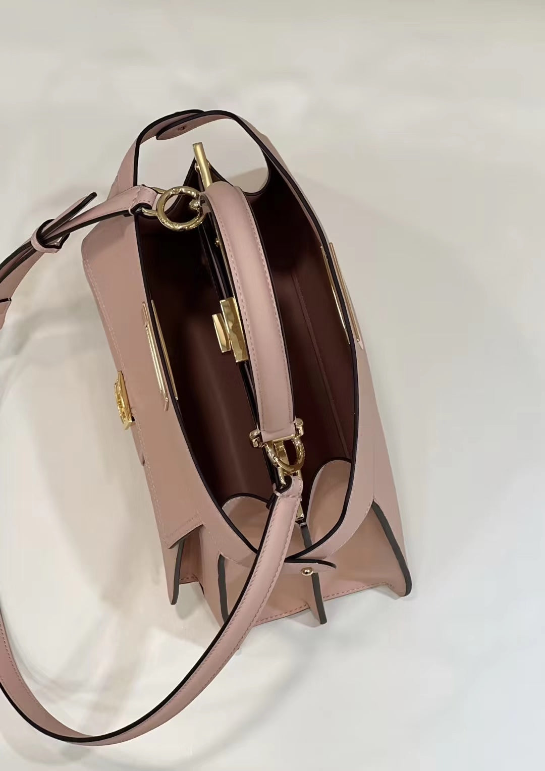 BOLSO FENDI PEEKABOO 33 DE PIEL DE BECERRO ROSA CLARO CON CORREA Y HERRAJES DORADOS