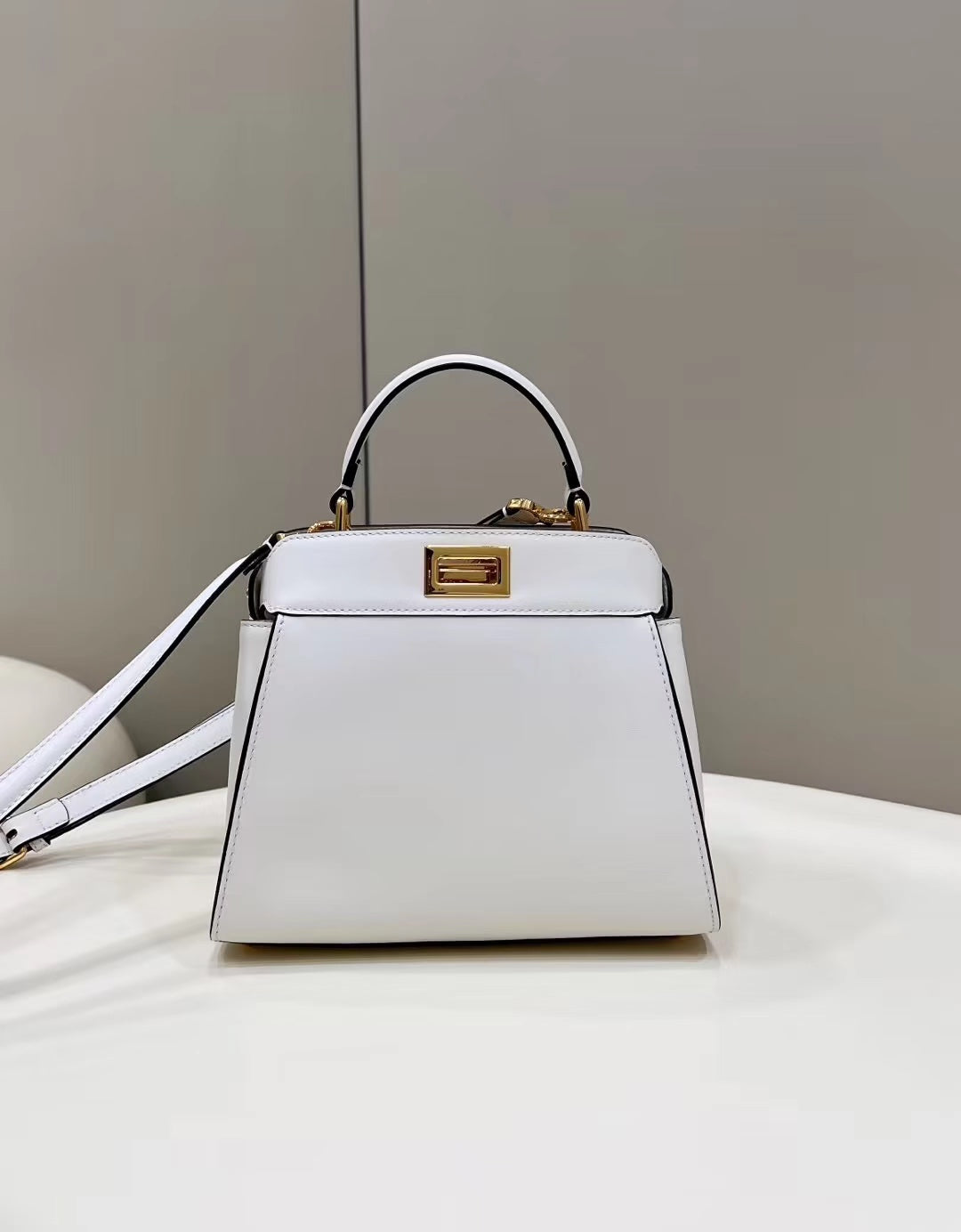 BOLSO FENDI PEEKABOO MINI 23 DE PIEL DE BECERRO BLANCA CON HERRAJES DORADOS