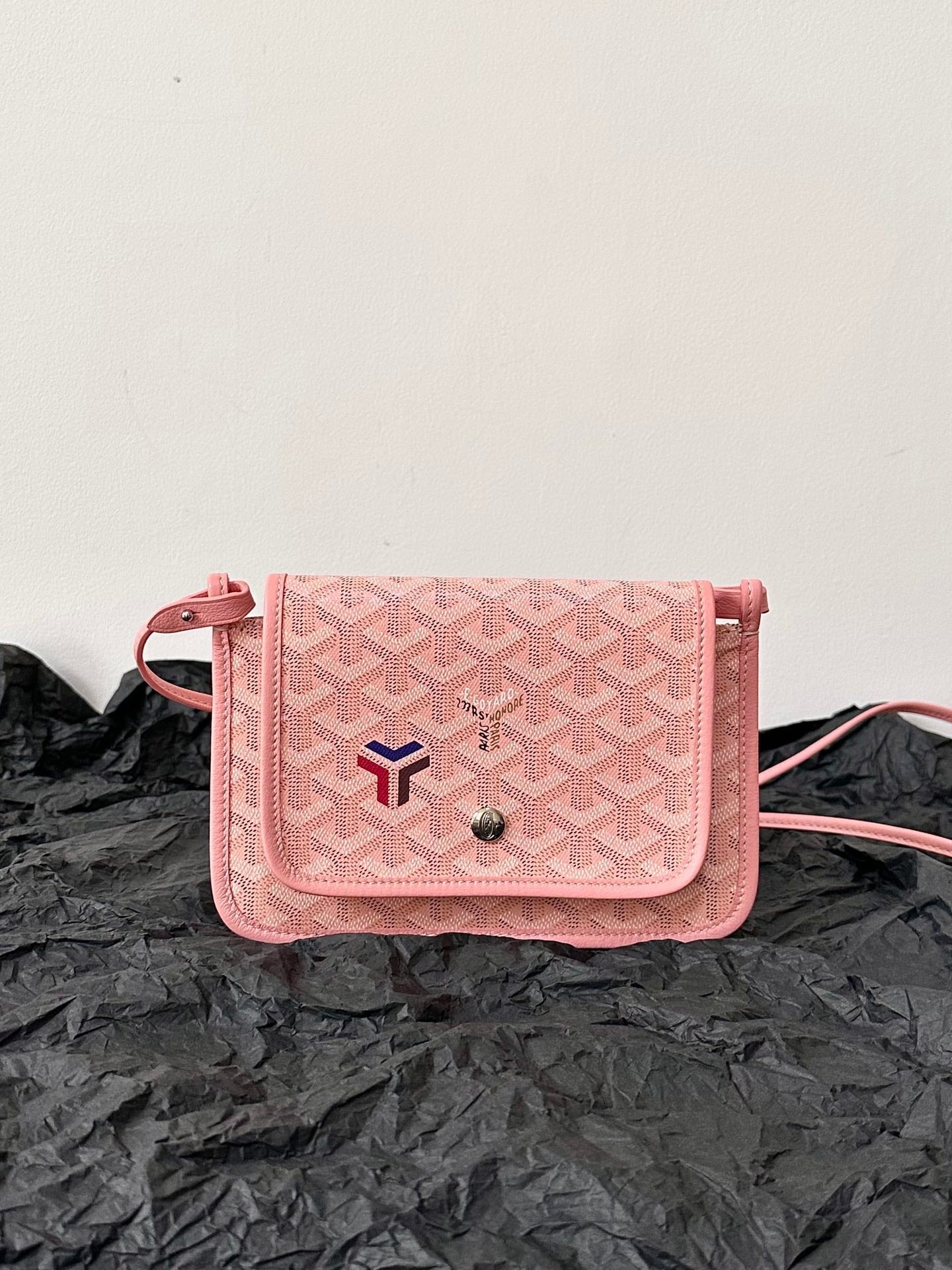 CARTERA DE BOLSILLO PLUMET 20 DE LONA GOYARDINA ROSA Y ADORNOS DE PIEL DE CORDERO