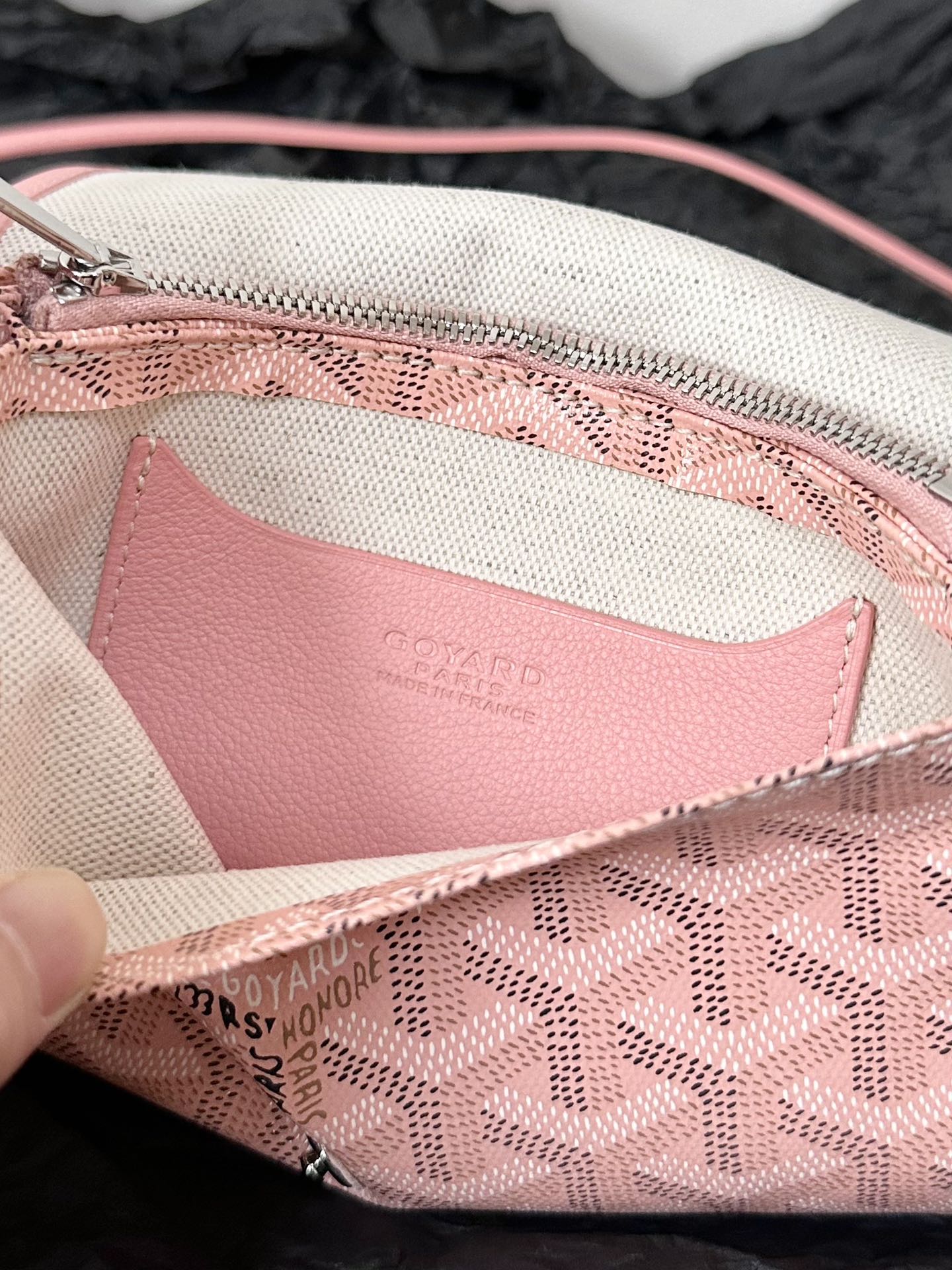 CARTERA DE BOLSILLO PLUMET 20 DE LONA GOYARDINA ROSA Y ADORNOS DE PIEL DE CORDERO