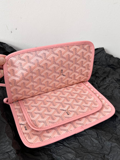 CARTERA DE BOLSILLO PLUMET 20 DE LONA GOYARDINA ROSA Y ADORNOS DE PIEL DE CORDERO
