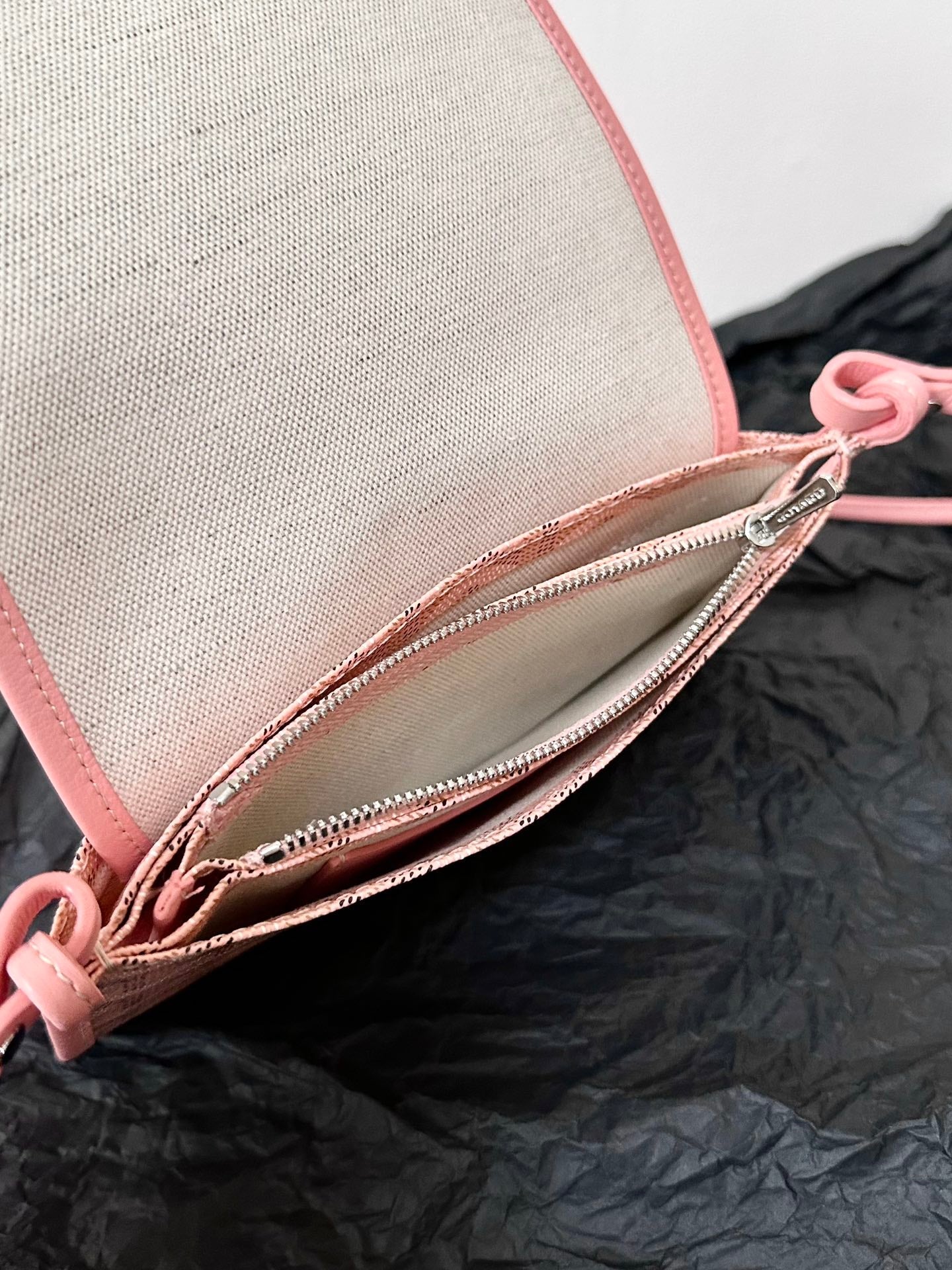 CARTERA DE BOLSILLO PLUMET 20 DE LONA GOYARDINA ROSA Y ADORNOS DE PIEL DE CORDERO