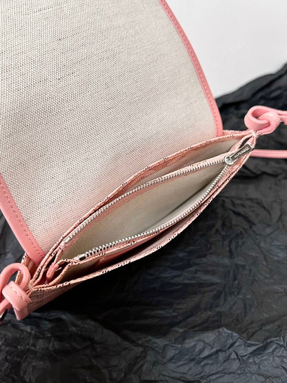 CARTERA DE BOLSILLO PLUMET 20 DE LONA GOYARDINA ROSA Y ADORNOS DE PIEL DE CORDERO